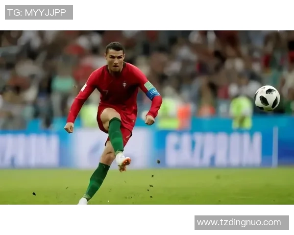 欧美女足球明星手握足球展现风采与魅力的精彩瞬间