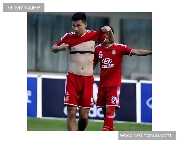 足球明星的腹肌纹身艺术展示与健身魅力的完美结合